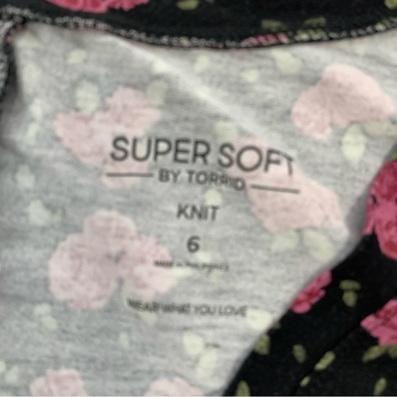 Torrid Top Woman 6X Super Soft  Jersey Knit Black Pink Floral Short Sleeve Tunic - Picture 5 of 8
